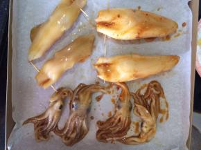 把调好味的土豆泥塞进鱿鱼筒里面，不要塞太多，塞八分满就可以了，收口用牙签收口