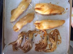 把调好味的土豆泥塞进鱿鱼筒里面，不要塞太多，塞八分满就可以了，收口用牙签收口