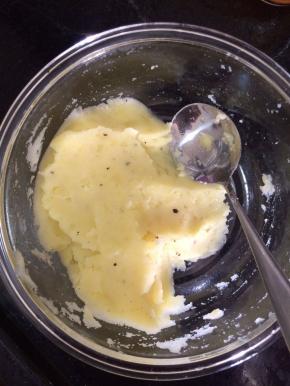 土豆蒸熟后用勺子压成泥加入黑胡椒粉和少许盐调味