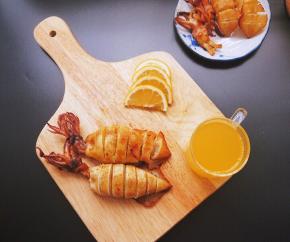 烤箱预热200度，上下火烤35分钟，中途每烤10分钟取出刷一层油，才不会烤得太干