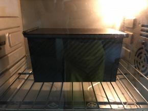 9、入预热好的烤箱，中下层，上下火165度30分钟左右。