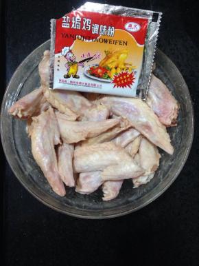 鸡亦尖清洗干净，用焗鸡粉腌制2小时以上