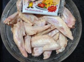 鸡亦尖清洗干净，用焗鸡粉腌制2小时以上