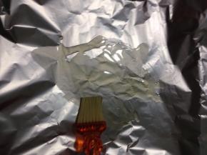 烤盘上铺锡纸，在锡纸上抹上一层油