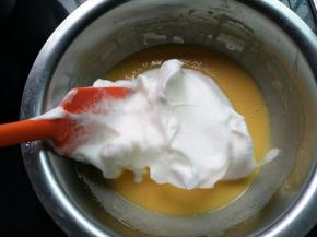 取一半蛋白霜与蛋黄湖混合，采用上下翻拌手法