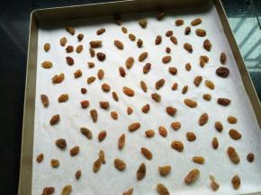 烤盘垫油纸，撒葡萄干