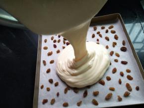 把蛋糕湖倒入烤盘里