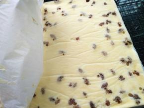 倒扣，撕去油纸