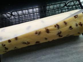 温热的时候卷起，放烤箱冷藏30分钟