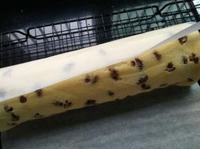 温热的时候卷起，放烤箱冷藏30分钟