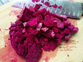 火龙果切小粒，装入料理杯