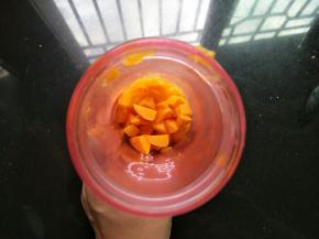 芒果去皮切小粒，装入料理杯