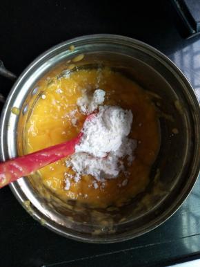 加入玉米淀粉，混合均匀