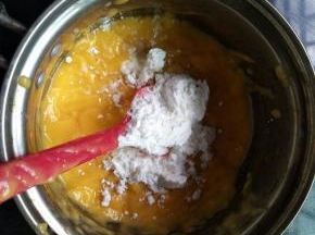 加入玉米淀粉，混合均匀