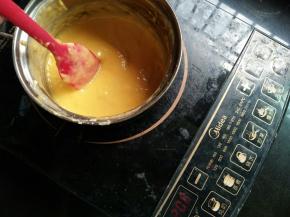 电磁炉小火加热，不停的翻拌哦，边缘冒泡即可