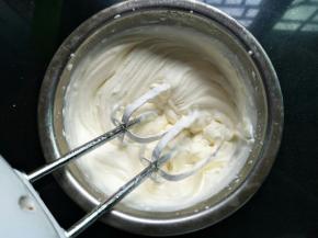 淡奶油加细砂糖进行打发，8-9分发