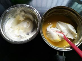 取一半的奶油与芒果泥混合