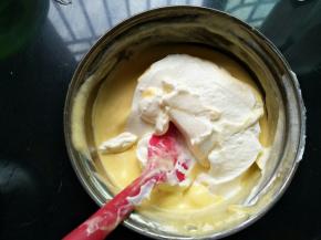 再把剩下的淡奶油加入。混合均匀