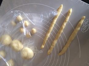 把面团分成40克的6个，20克的6个，5克的12个