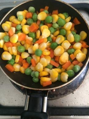 蔬菜粒切丁，锅里烧水放入适量的盐烫熟蔬菜粒，