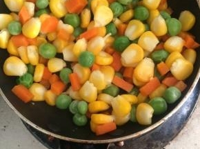 蔬菜粒切丁，锅里烧水放入适量的盐烫熟蔬菜粒，