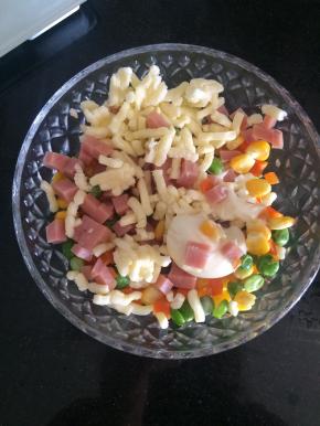 再用锅炒干水分后加入火腿粒，沙拉酱，马苏里拉芝士拌均匀