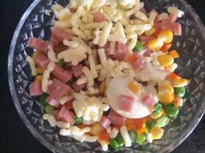 再用锅炒干水分后加入火腿粒，沙拉酱，马苏里拉芝士拌均匀