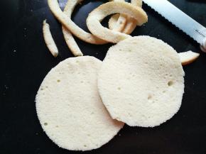 提前烤好6寸戚风蛋糕，倒扣放凉，切2片，然后剪成比模具小一圈