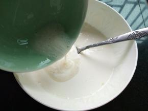 放凉之后，加入酸奶中，搅拌均匀