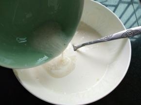 放凉之后，加入酸奶中，搅拌均匀