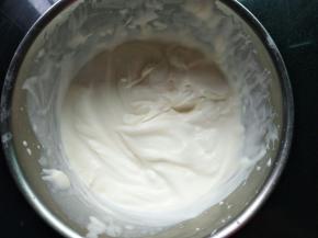 淡奶油加细砂糖进行打发，出现纹路即可，慕斯蛋糕6-7分就可以