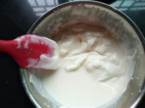 酸奶倒入淡奶油里，混合均匀