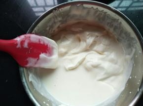 酸奶倒入淡奶油里，混合均匀