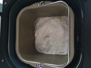 所有材料按照先液体后粉类的顺序放入面包桶