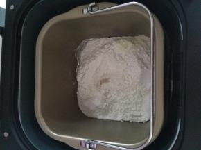 所有材料按照先液体后粉类的顺序放入面包桶