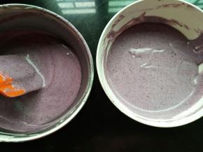 一份加入100克，一份30克蓝莓酱，搅拌均匀