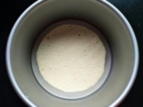 模具摸点黄油，防粘，放入一片蛋糕胚