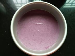 把深色的慕斯湖倒入模具里，轻轻震几下