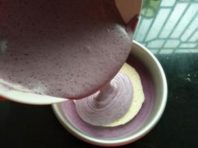 再把浅色的慕斯湖倒入，轻震几下