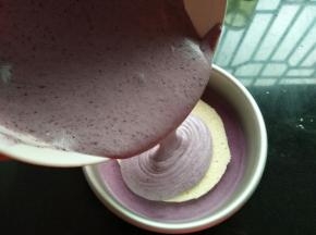 再把浅色的慕斯湖倒入，轻震几下