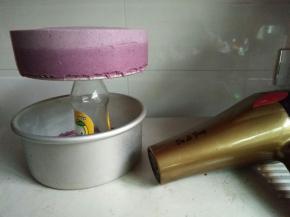 用吹风机对着模具转圈吹，模具架瓶子上，双手往下拉即可脱模