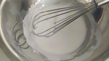 把椰浆和油+牛奶混合搅拌5分钟。搅拌均匀。