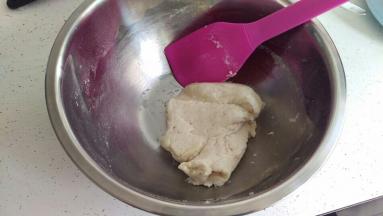 再加入筛过的低粉，搅拌均匀，分3次加入搅拌，会成一个小团，这个时候要注意不要搅拌过度。