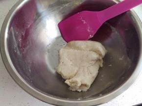 再加入筛过的低粉，搅拌均匀，分3次加入搅拌，会成一个小团，这个时候要注意不要搅拌过度。