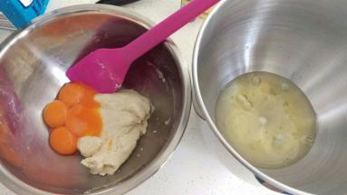 再加入4粒鸡蛋黄，再搅拌均匀，面糊搅拌后会比较水分的感觉