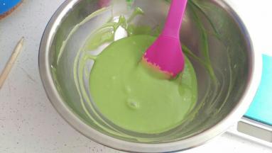 再加入斑斓精和香草精搅拌均匀后是这种的。