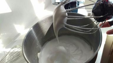 准备打蛋白，盆不要有水有油，不然打不出来。先打大气泡，加入1/2糖，再打一会，再加入剩下的糖，最后打到湿性发泡。预热烤箱170度。