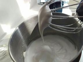 准备打蛋白，盆不要有水有油，不然打不出来。先打大气泡，加入1/2糖，再打一会，再加入剩下的糖，最后打到湿性发泡。预热烤箱170度。