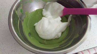 拿1/3到面糊里面搅拌均匀。