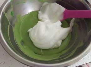 拿1/3到面糊里面搅拌均匀。